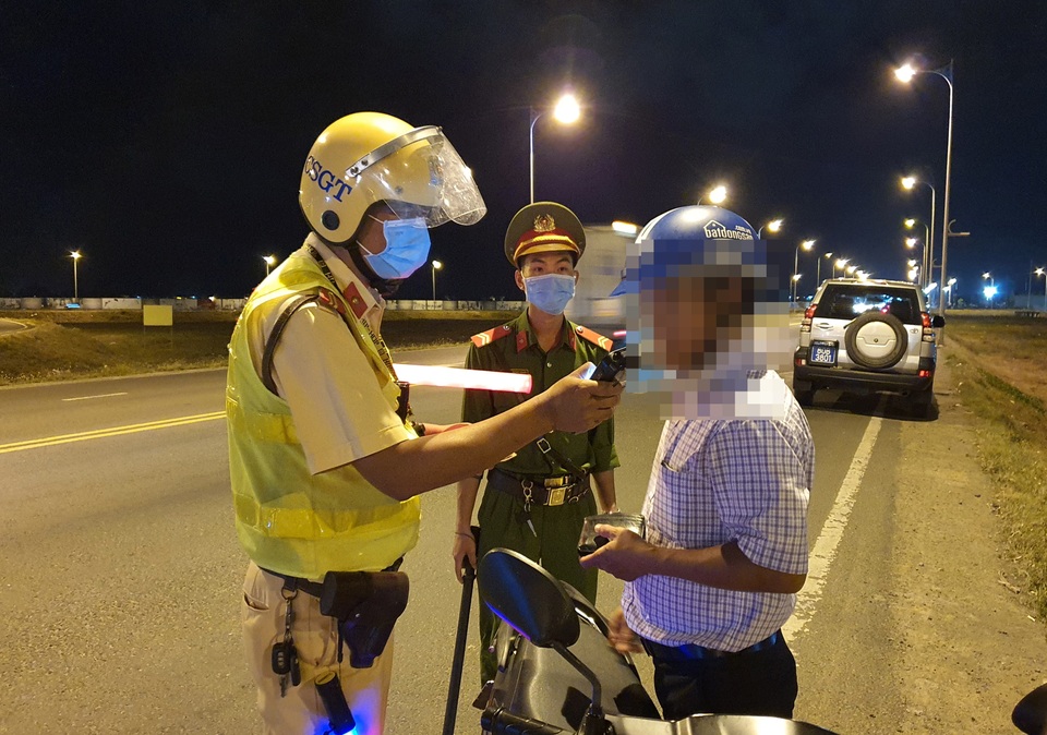 Thợ hồ mất toi cả tháng lương vì được chủ nhà mời 2 lít bia giải mỏi - 4 Thợ hồ mất toi cả tháng lương vì được chủ nhà mời 2 lít bia giải mỏi - 4