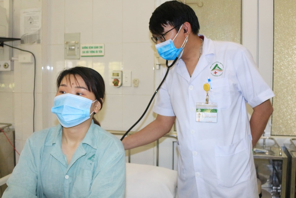 Lào Cai: Ăn sâu cọ bị ngộ độc phải vào viện cấp cứu - 1 Lào Cai: Ăn sâu cọ bị ngộ độc phải vào viện cấp cứu - 1