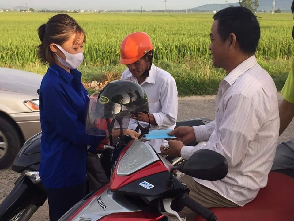 Hà Tĩnh: Hình ảnh đáng nhớ về tình nguyện viên trong kỳ thi tốt nghiệp THPT - 7 Hà Tĩnh: Hình ảnh đáng nhớ về tình nguyện viên trong kỳ thi tốt nghiệp THPT - 7