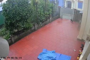 Chủ nhà ở Hải Phòng kể phút thót tim tia sét đánh tóe lửa xuống góc vườn