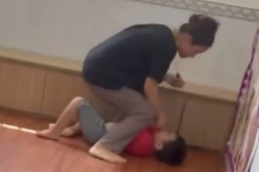 TPHCM: Chủ nhóm lớp mầm non tát, ngồi đè lên bụng, nhét đồ ăn vào miệng trẻ