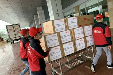 Tặng hàng ngàn khẩu trang cho các bệnh viện, J&T Express chung tay đẩy lùi dịch bệnh Covid-19