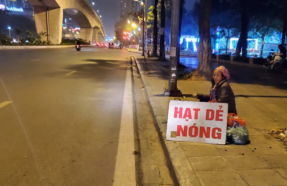 Người lao động mưu sinh trong đêm đông Hà Nội - 6 Người lao động mưu sinh trong đêm đông Hà Nội - 6