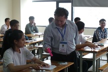 Thứ trưởng Bộ GD-ĐT bất ngờ “chất vấn” thí sinh