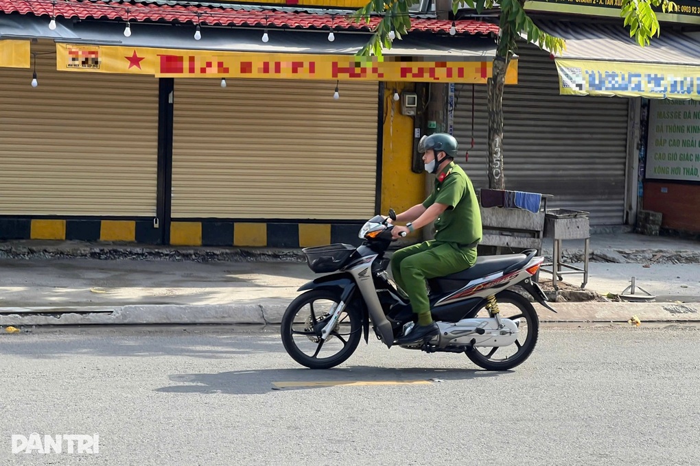 Nhóm người cầm gạch đá vây đánh hai thanh niên ở TPHCM - 2 Nhóm người cầm gạch đá vây đánh hai thanh niên ở TPHCM - 2