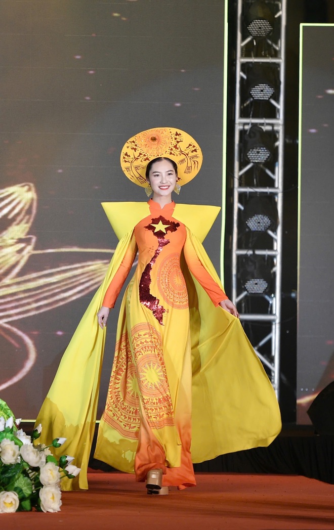 Miss Nong Thuy Hang performs Ao Dai inspired by the shape of the country - 1 Hoa hậu Nông Thúy Hằng trình diễn áo dài lấy cảm hứng từ dáng hình đất nước - 1