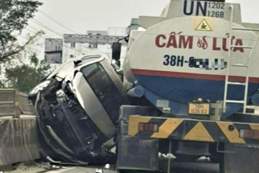 Ô tô con kẹt cứng giữa xe bồn và dải phân cách