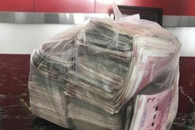 Người quét rác trả lại 22.000 USD nhặt được, từ chối nhận thưởng 1 năm tiền lương