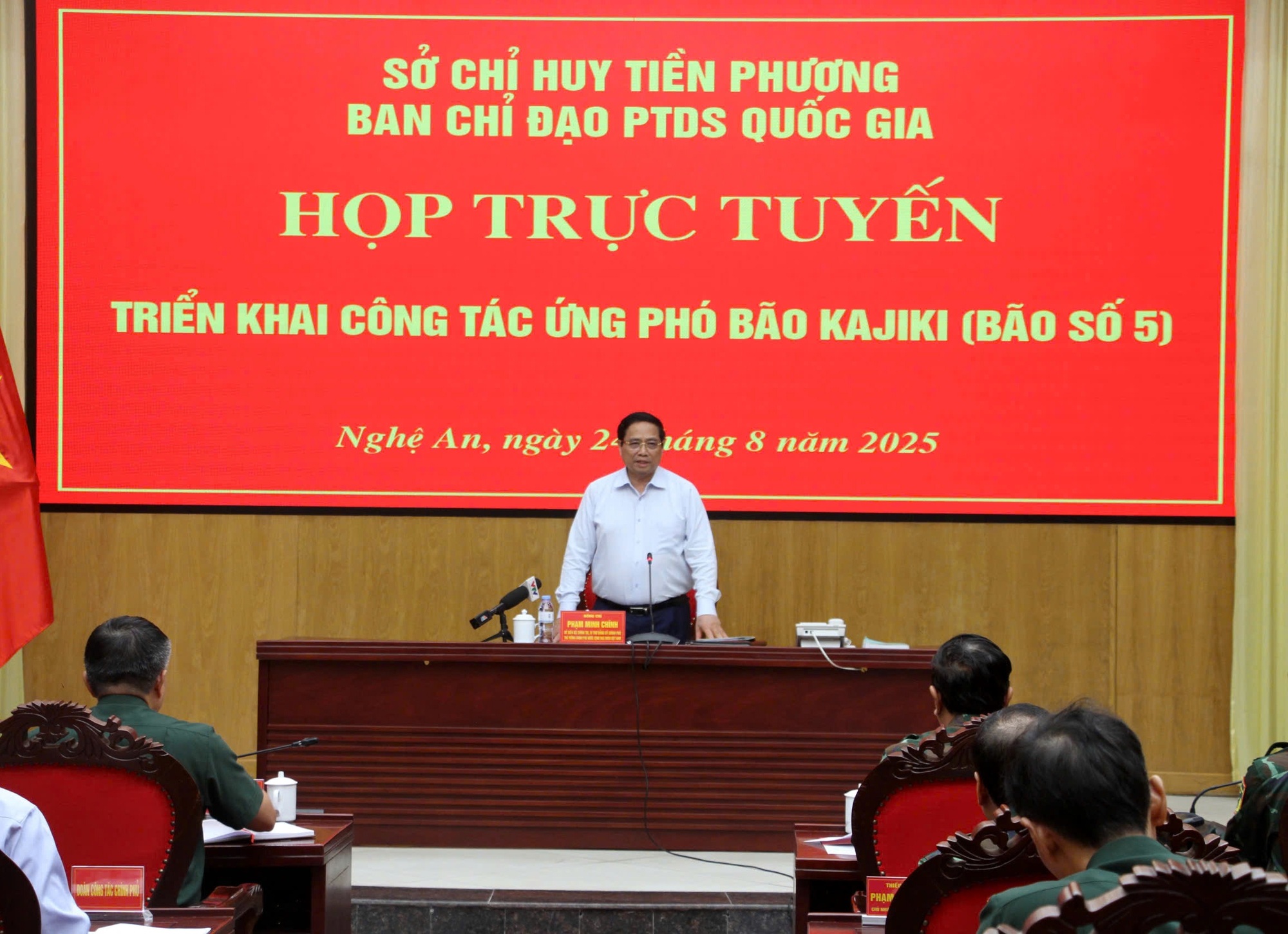 Bão Kajiki rất nguy hiểm, Thủ tướng họp khẩn với bí thư, chủ tịch các tỉnh - 1