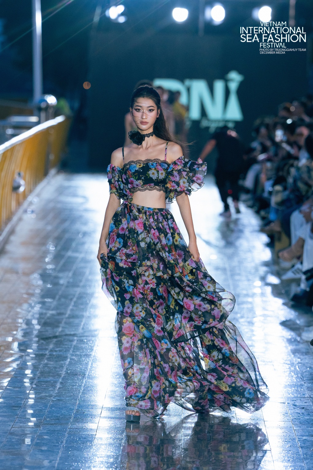 Chồng con ủng hộ Trang Nhung trong lần tái xuất sàn diễn sau 12 năm - 4 Chồng con ủng hộ Trang Nhung trong lần tái xuất sàn diễn sau 12 năm - 4