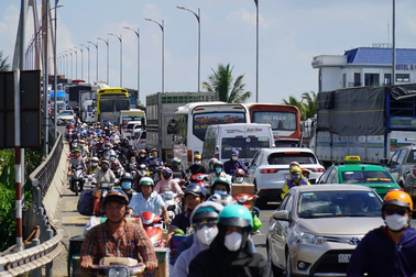 Xe tải chết máy trên cầu Rạch Miễu, hàng nghìn phương tiện "chôn chân"