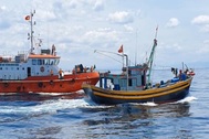 Thấy biên phòng tuần tra, tàu giã cào cắt lưới bỏ chạy, nhưng không thoát