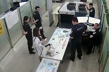 Khách Trung Quốc hắt dung dịch lỏng vào nhân viên hải quan