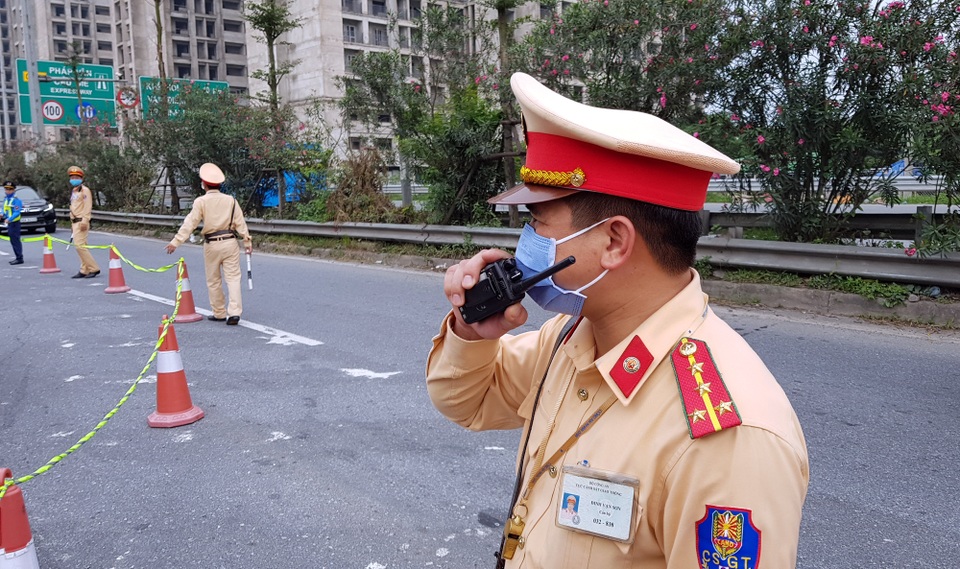 Người dân ùn ùn trở lại Hà Nội, CSGT căng mình giữ đường thông suốt - 5 Người dân ùn ùn trở lại Hà Nội, CSGT căng mình giữ đường thông suốt - 5