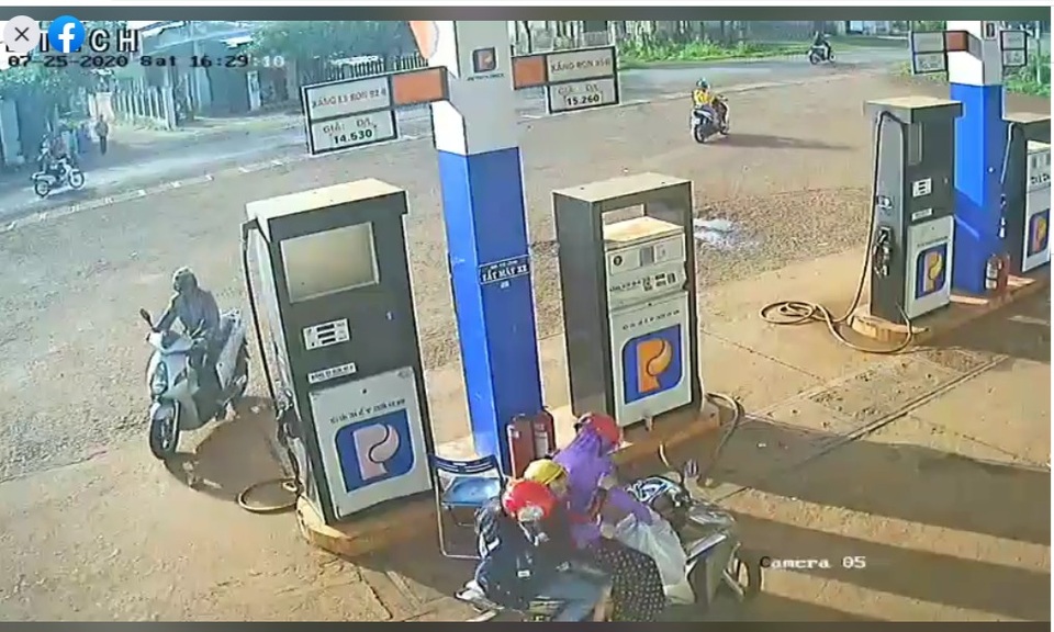 Người đàn ông nhặt cọc tiền nhân viên cây xăng đánh rơi rồi bỏ trốn - 1 Người đàn ông nhặt cọc tiền nhân viên cây xăng đánh rơi rồi bỏ trốn - 1