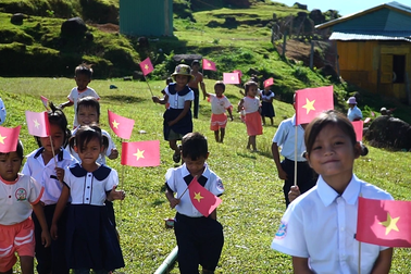 VBank "thắp sáng con chữ" trên các điểm trường vùng cao