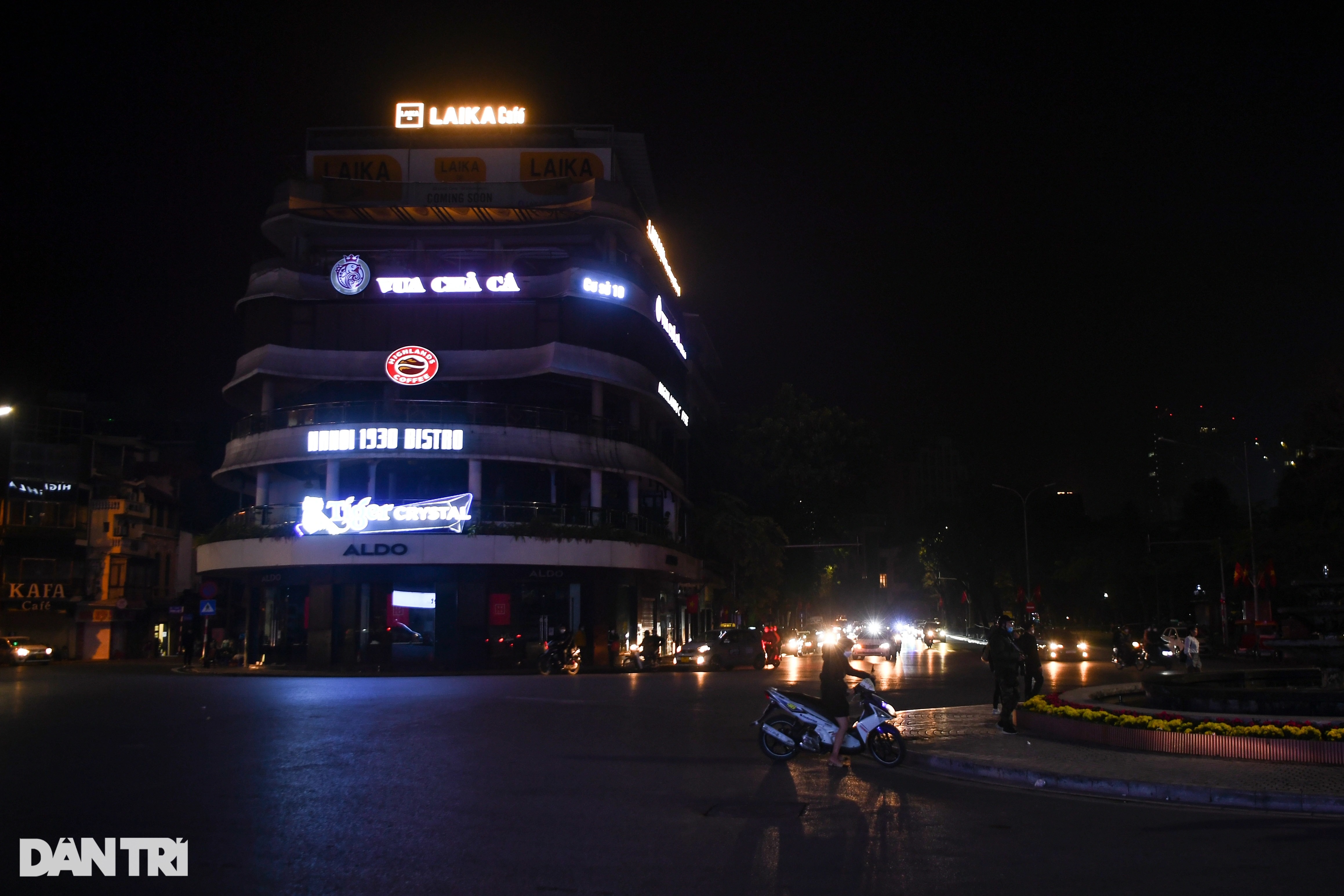 Biển người đón countdown ở TPHCM, Hà Nội ảm đạm thời khắc qua năm mới - 14 Biển người đón countdown ở TPHCM, Hà Nội ảm đạm thời khắc qua năm mới - 14