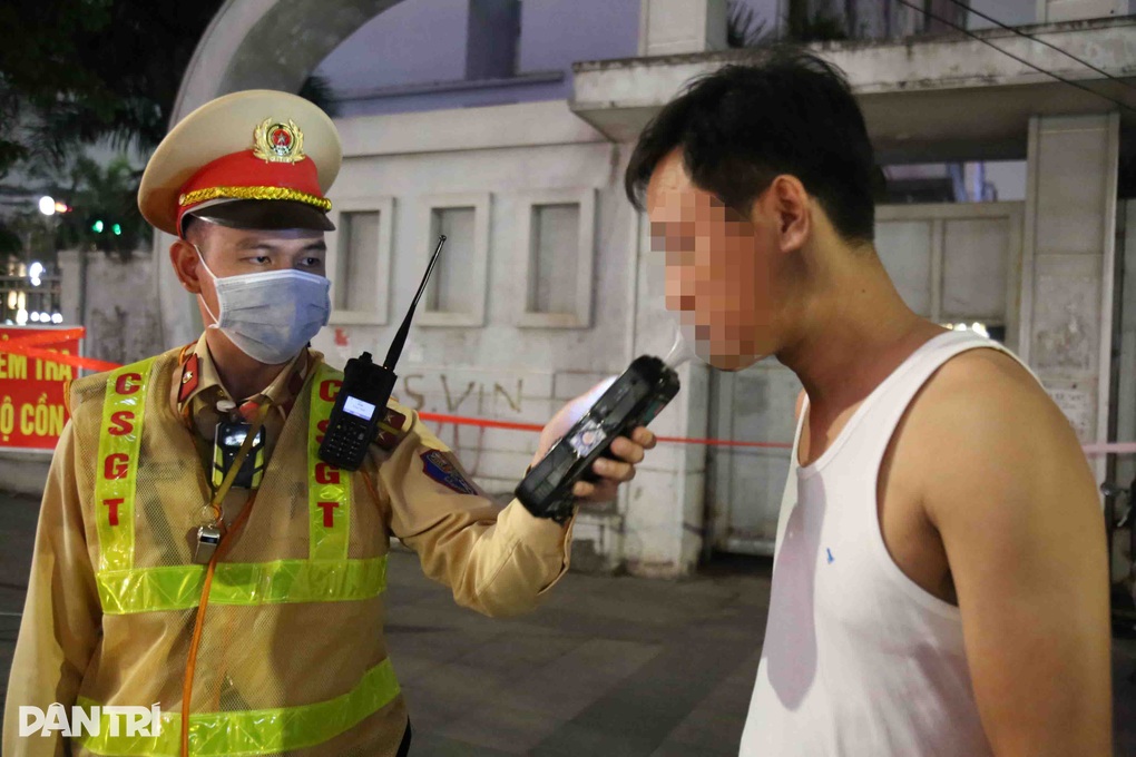 Hà Nội: Uống cốc bia cho mát, người đàn ông bay mất 17 triệu đồng - 5 Hà Nội: Uống cốc bia cho mát, người đàn ông bay mất 17 triệu đồng - 5