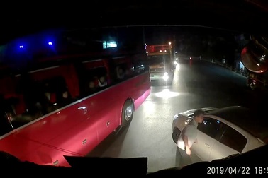 Nữ tài xế “tung hỏa mù” rồi phanh gấp trước mũi xe tải, suýt gây tai nạn