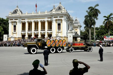 Hình ảnh đoàn xe đưa linh cữu Tổng Bí thư Nguyễn Phú Trọng di chuyển trên đường phố Hà Nội