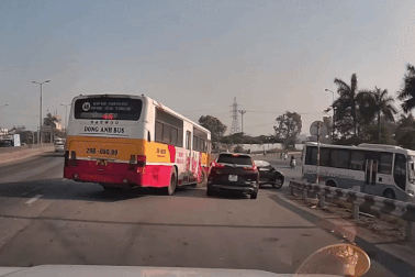 Kiểu đi ẩu điển hình khiến xe buýt bị gọi là "hung thần đường phố"