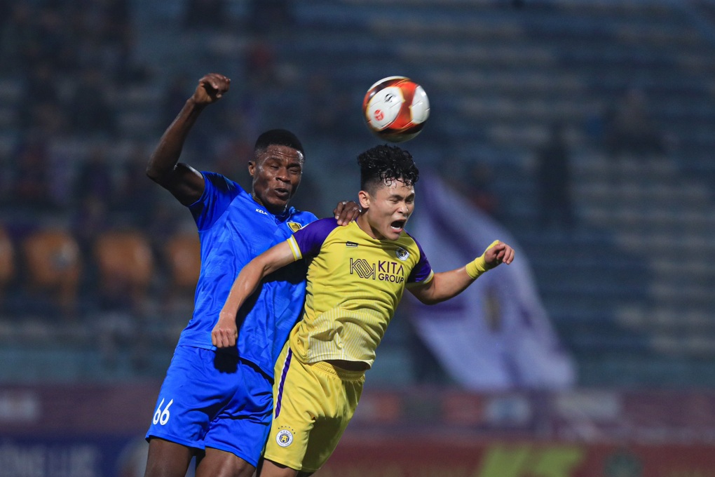 Tuấn Hải ghi bàn và dính chấn thương trong ngày HLV Troussier dự khán - 5