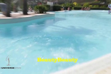 Mải mê tạo dáng catwalk, thí sinh hoa hậu Tây Ban Nha ngã xuống bể bơi