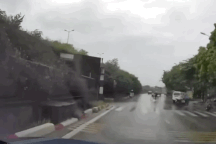 Màn sang đường như cảm tử của xe chở hàng gây phẫn nộ