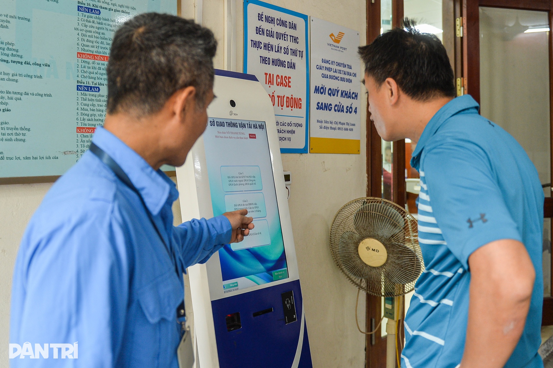 Hà Nội: Người dân xếp hàng rồng rắn đổi giấy phép lái xe - 9 Hà Nội: Người dân xếp hàng rồng rắn đổi giấy phép lái xe - 9