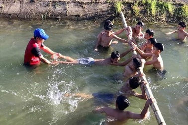 Thầy giáo ngăn dòng dạy bơi miễn phí cho học sinh