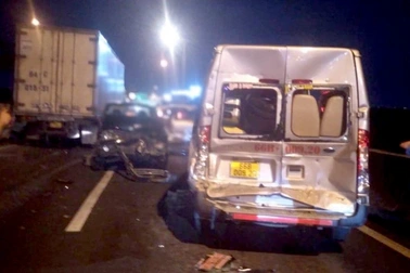 9 ô tô tông liên hoàn: Xe cấp cứu liên tục đến hiện trường cứu người