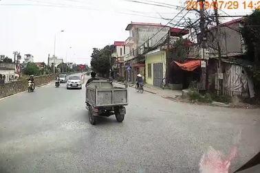 Pha va chạm bất ngờ giữa xe 2 bánh và xe 3 bánh