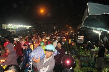 Hàng ngàn người chen chân trong chợ đầu mối lúc 2h sáng