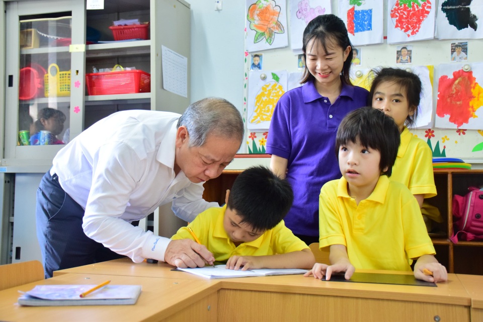 Chủ tịch tỉnh Thừa Thiên Huế thăm giáo viên lớp học tình thương - 6 Chủ tịch tỉnh Thừa Thiên Huế thăm giáo viên lớp học tình thương - 6