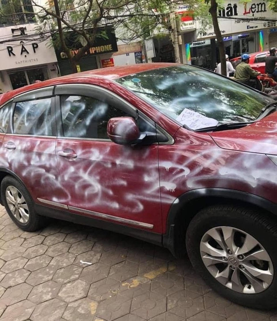Xe CR-V đỏ bị phun sơn trắng loang lổ vì đỗ trước cửa hàng - 2