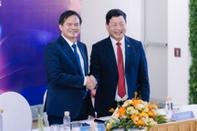 Giám đốc Bệnh viện Bạch Mai kể về cảnh ký một tạ giấy mỗi ngày