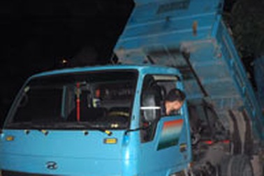 Đêm đi đổ trộm "xà bần"