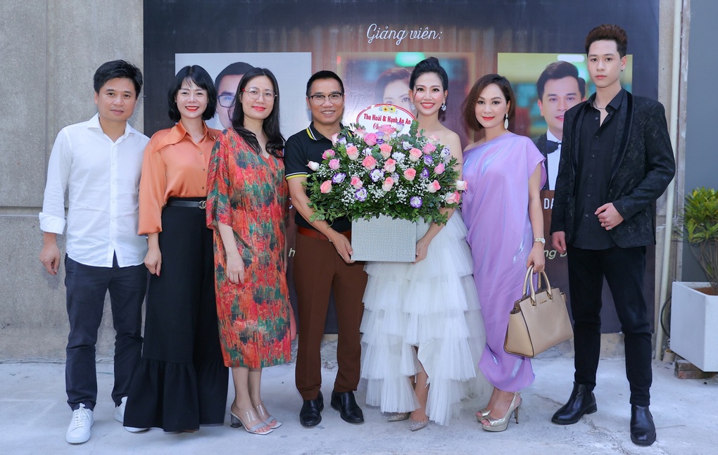 MC Mỹ Vân đọ dáng xinh đẹp bên MC Hoài Anh - 9 MC Mỹ Vân đọ dáng xinh đẹp bên MC Hoài Anh - 9