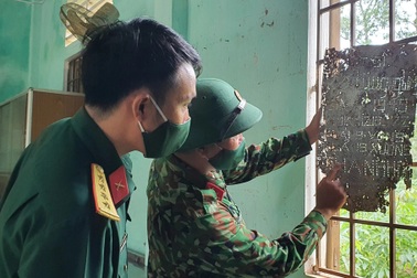 Phát hiện hài cốt liệt sĩ chôn cùng tấm kim loại có khắc tên