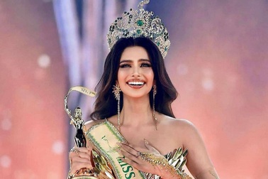 Hoa hậu Hòa bình nức nở kể bị ép tiếp thị giấy vệ sinh, ở nhà xuống cấp