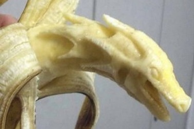 Dùng thìa và tăm để điêu khắc trên trái chuối