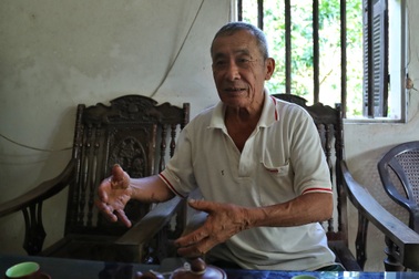 Anh lính thông tin dùng răng cắn cáp, giữ liên lạc cho tiền tuyến