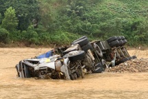 Vụ tài xế và ô tô tải bị lũ cuốn: Trục vớt được xe, người vẫn mất tích