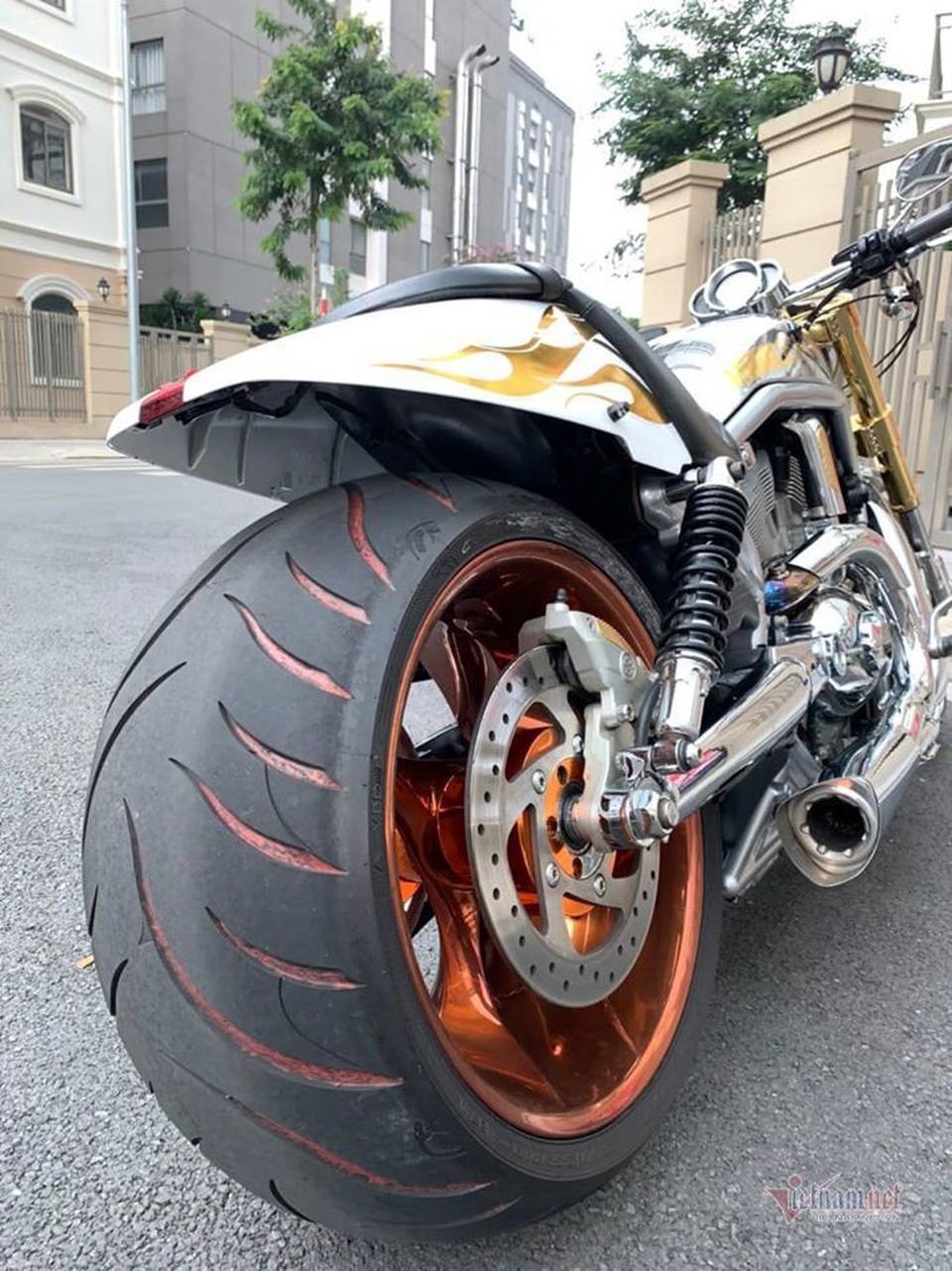 Sau 6 năm, mô tô Harley-Davidson mạ vàng 24k rao giá 1 tỷ ở Hà Nội - 6 Sau 6 năm, mô tô Harley-Davidson mạ vàng 24k rao giá 1 tỷ ở Hà Nội - 6