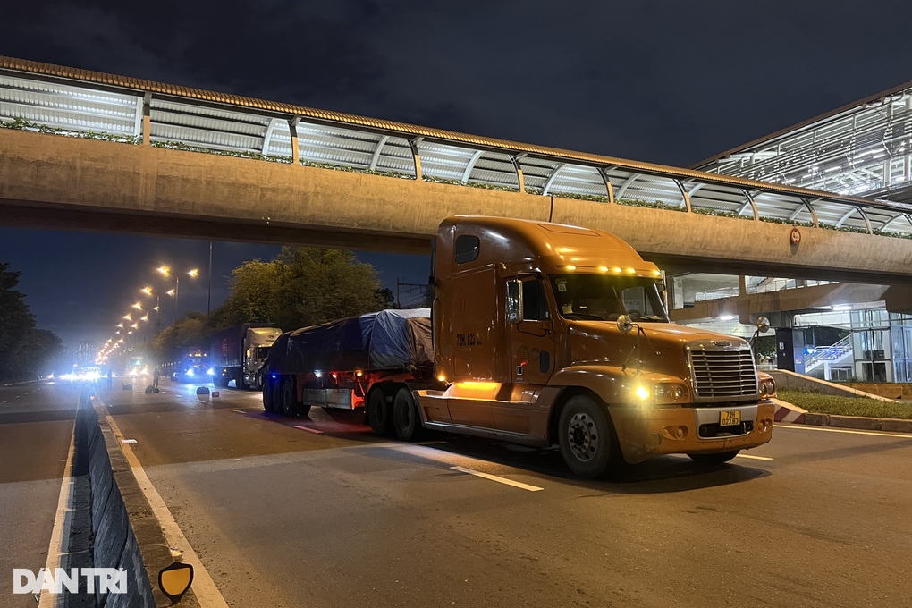 Thanh niên rơi từ cầu bộ hành ga metro, lọt xuống gầm xe đầu kéo ở TPHCM