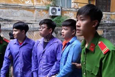 Băng nhóm tạt mắm tôm để đòi nợ hầu tòa