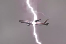 Chuyện gì xảy ra khi sét đánh trúng máy bay trên bầu trời?