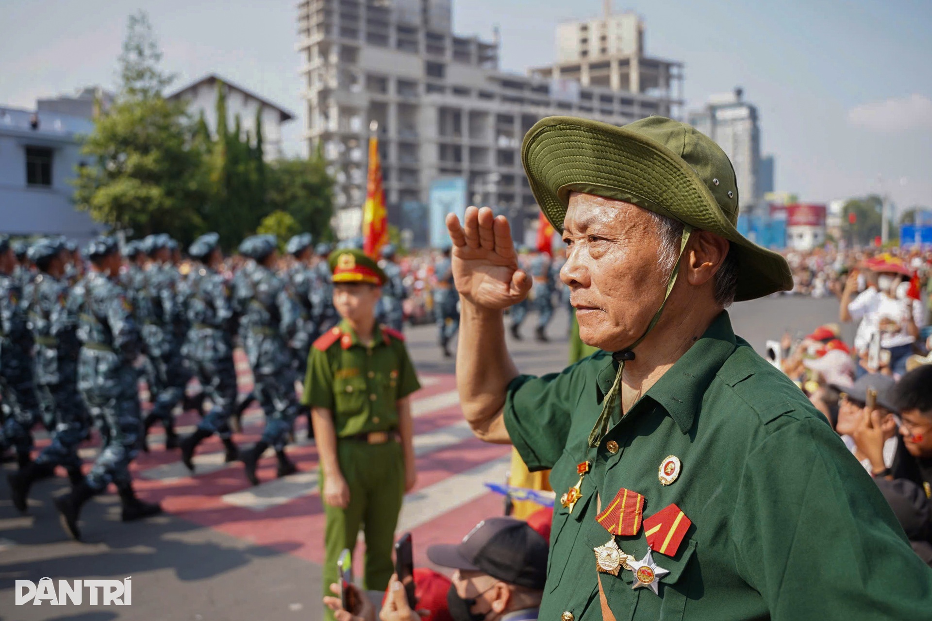Đoàn quân kiêu hùng đi trong lòng nhân dân giữa TPHCM - 11 Đoàn quân kiêu hùng đi trong lòng nhân dân giữa TPHCM - 11