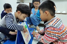 Trông con “thời corona”: Người mang con đi làm, nhà “khóc dở” chia nhau nghỉ