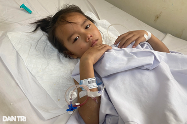 Chị em bé gái bị tai nạn: Xin hãy cứu cháu với!